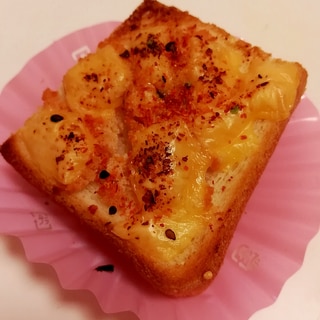 明太子とチェダーチーズと七味唐辛子のトースト